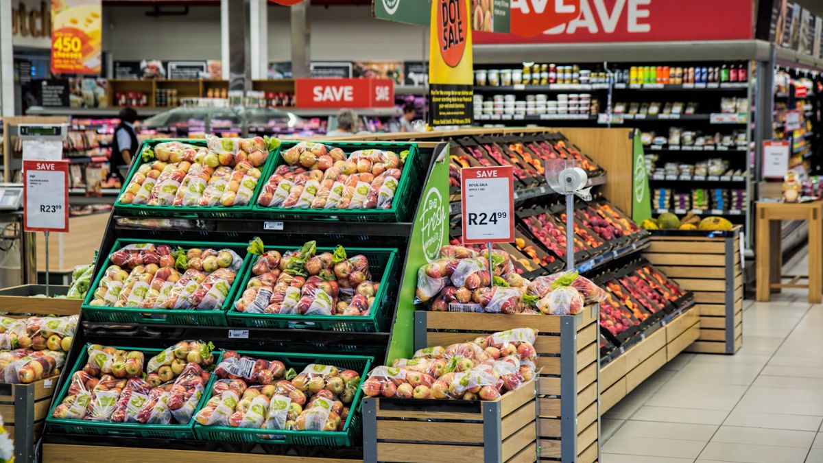 Marché alimentaire avec étals de fruits et légumes