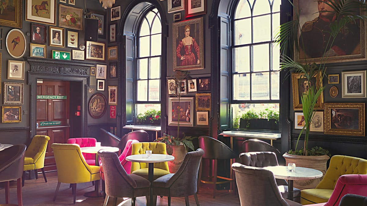 Salle d’un grand restaurant gastronomique à Paris
