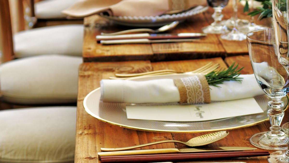 Table dressée pour un dîner gastronomique